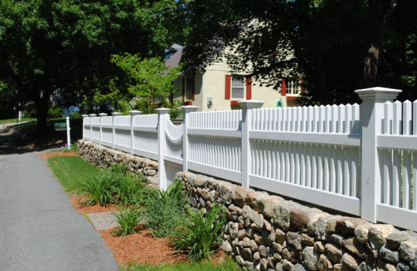 Pagar kayu dengan kombinasi batu alam